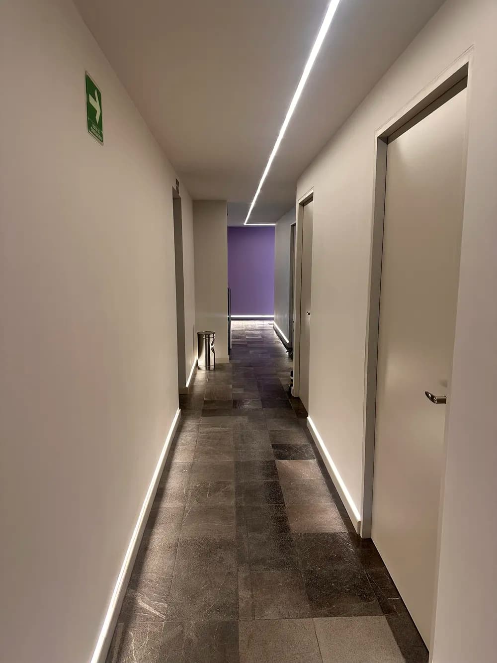 Pasillo y cabinas de SKORA Clinic