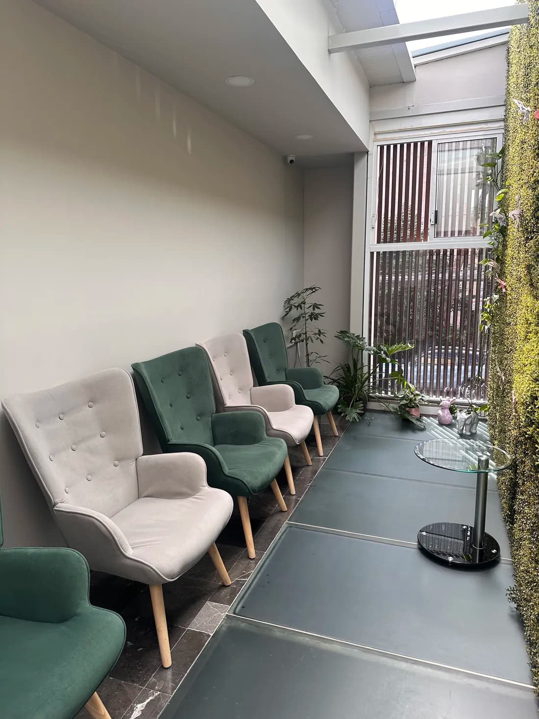 Sala de espera de SKORA Clinic